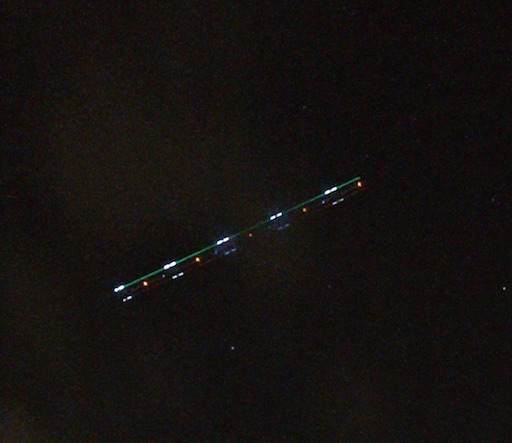 Photo showing the trail left by a plane at low altitude