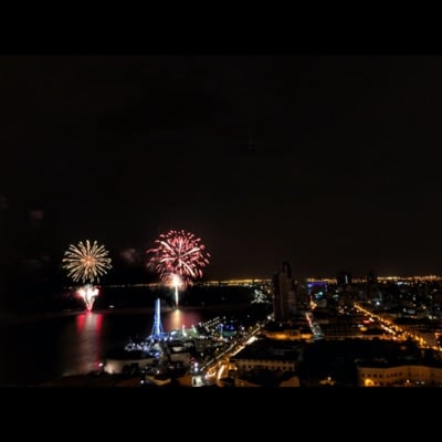 Fireworks by Daniel Fernandez. Settings: Light Trails mode